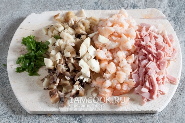 Измельчить креветки, ветчину, грибы и петрушку