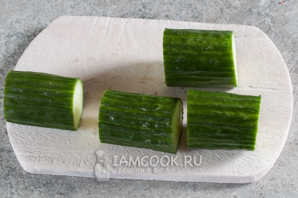 Порезать огурец