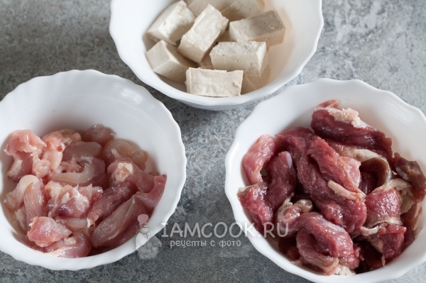Порезать мясо и тофу