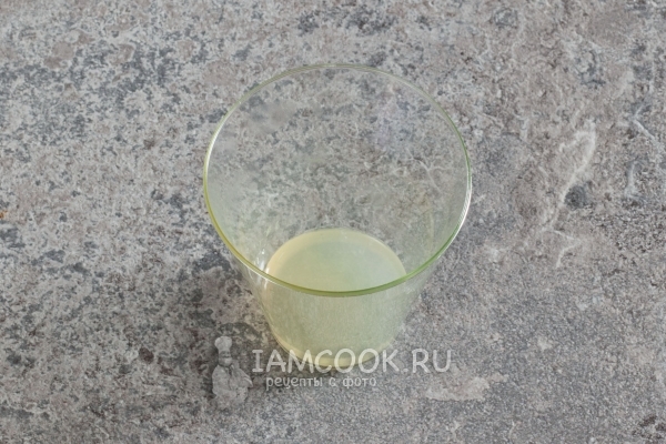 Выжать сок лимона