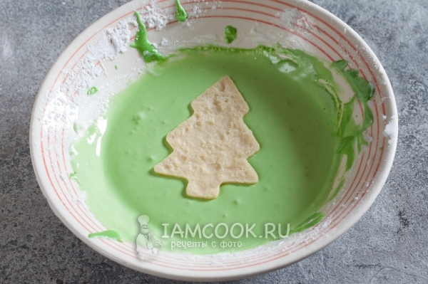 Обмакнуть заготовку в зеленую глазурь