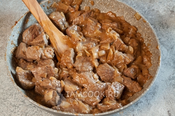 Положить мясо к луку