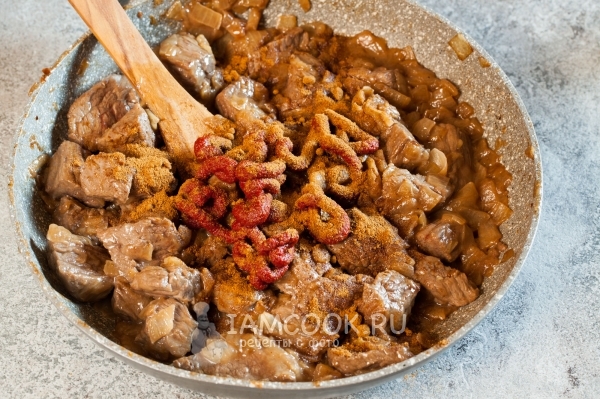 Добавить томатную пасту и специи