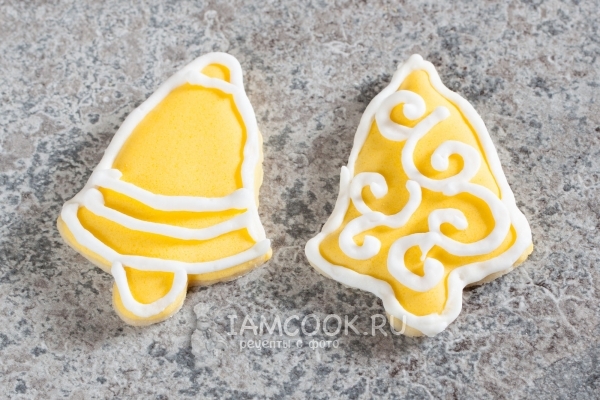 Украсить колокольчики завитками из глазури