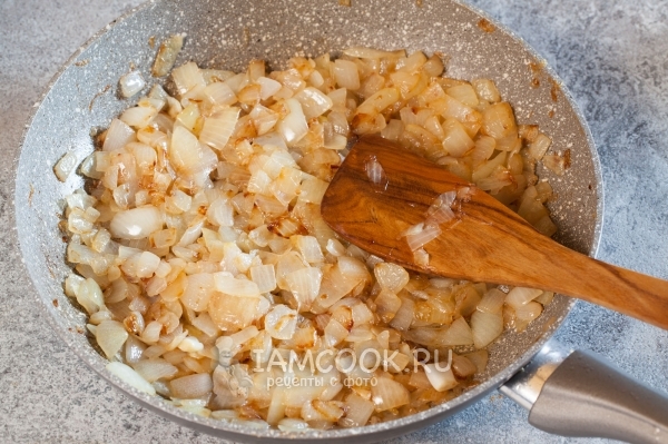 Обжарить лук
