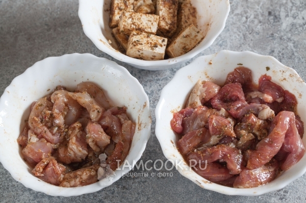 Замариновать мясо и тофу