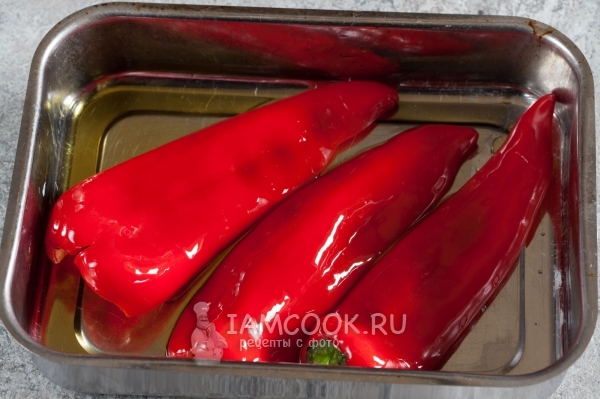 Положить перец в форму