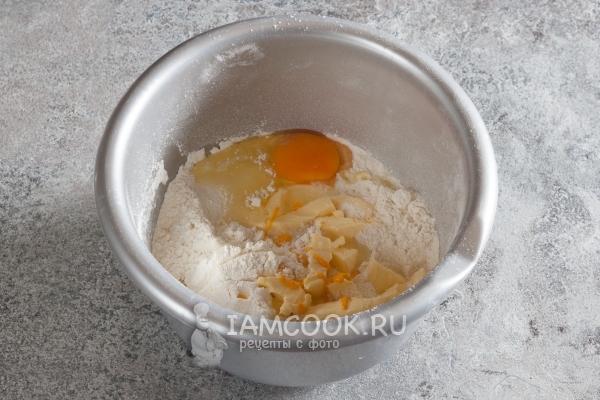 Соединить муку, маргарин и яйца