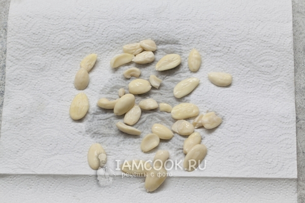 Обсушиваем миндаль на салфетке