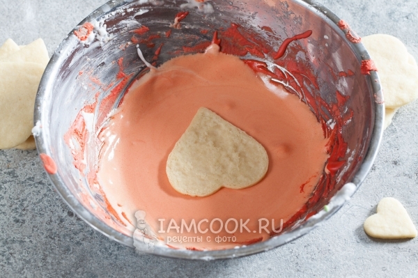 Обмакнуть печенье в глазурь