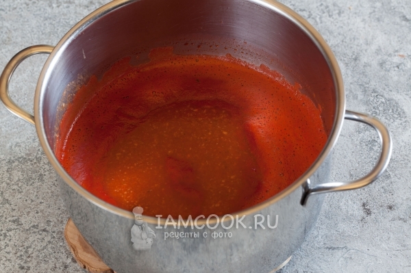 Пюрировать томатный сок с колбасой