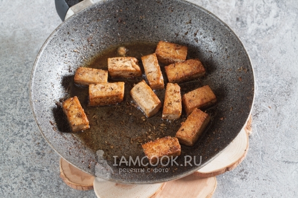 Обжарить тофу