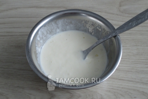 Взбить сметану с яйцом