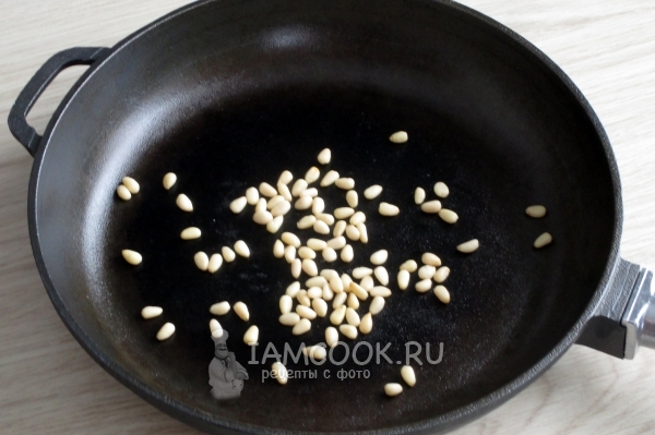 Обжарить орешки