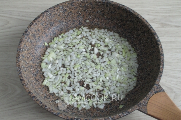 Обжарить лук