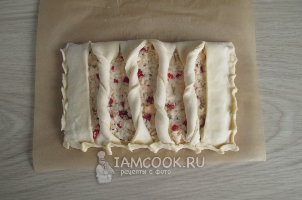 Накрыть начинку тестом