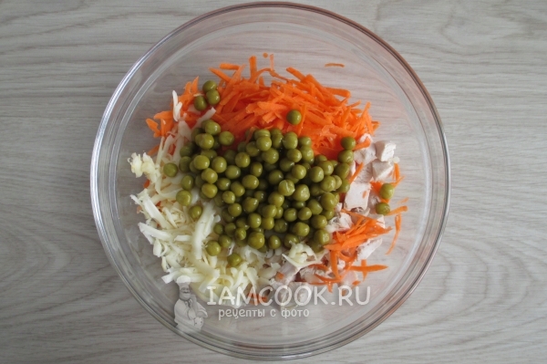 Соединить горошек, морковь, сыр и куриное филе