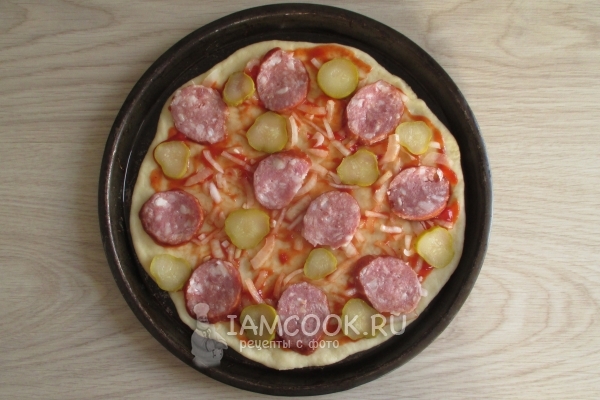 Положить на тесто начинку