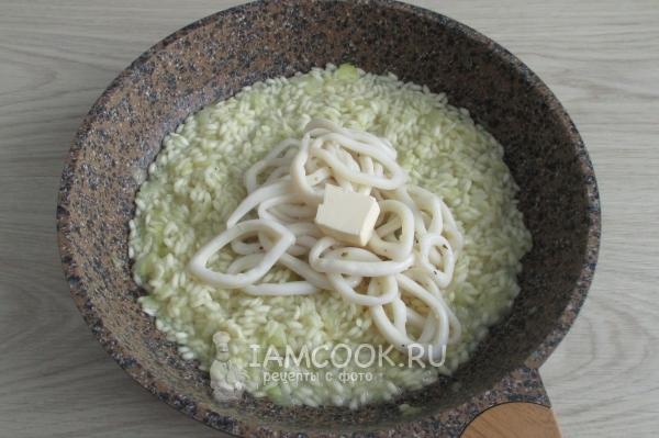 Добавить кальмаров и масло