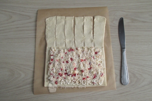 Порезать тесто на полоски