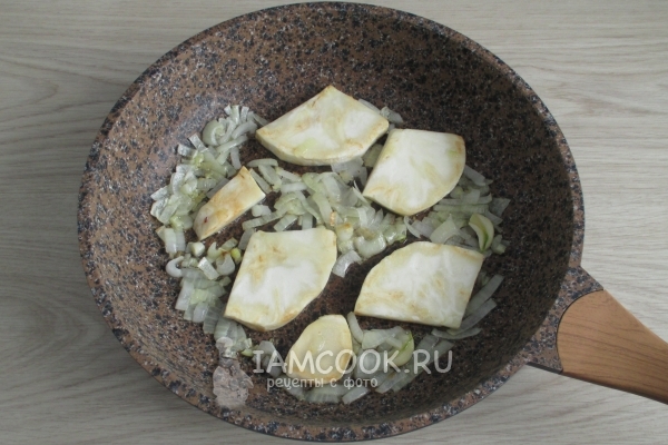 Обжарить лук с сельдереем