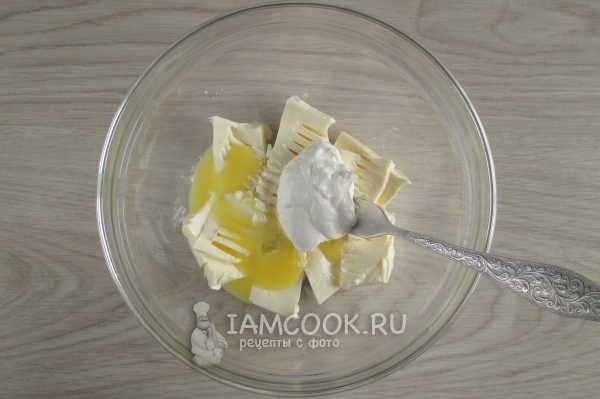 Добавить сметану и желток