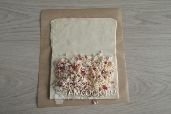 Положить начинку на тесто