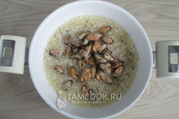 Положить мидии