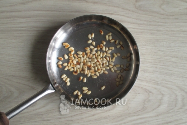 Обжарить орехи