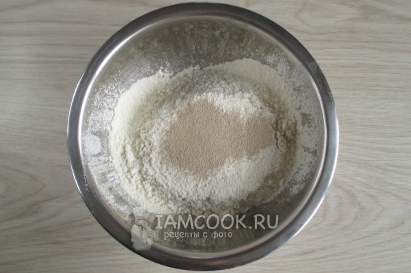 Соединить муку с дрожжами и сахаром