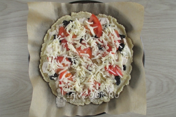 Положить на тесто начинку