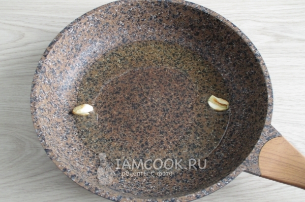 Обжарить чеснок