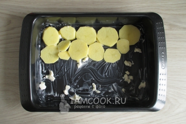 Выложить картофель в форму