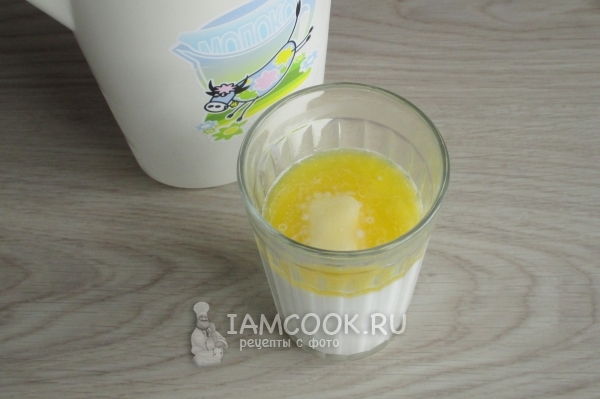 Нагреть молоко с маслом