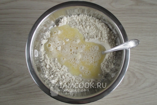 Влить молоко с маслом