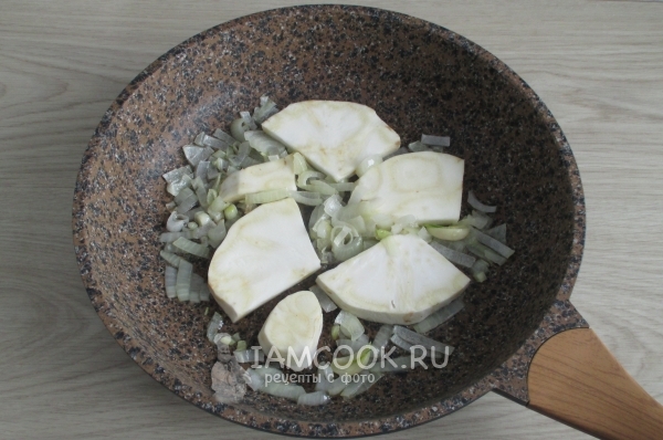 Положить сельдерей