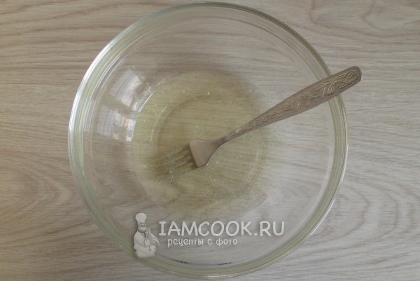 Соединить маринад с маслом