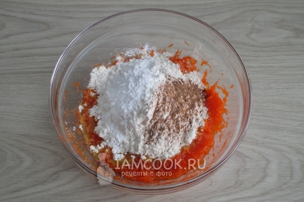 Добавить муку, корицу и разрыхлитель