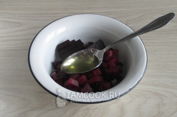 Влить масло