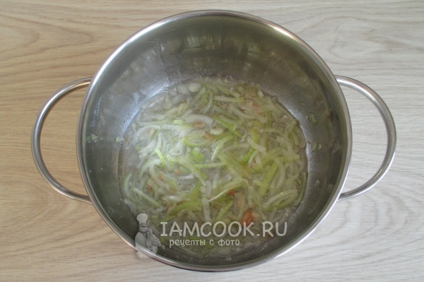 Обжарить лук