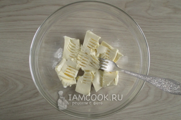 Размять масло вилкой