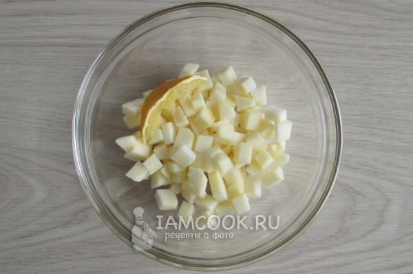 Полить яблоки соком лимона