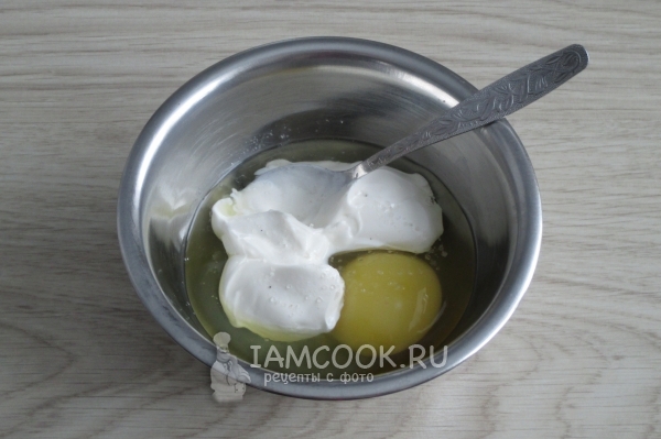 Соединить сметану и яйцо