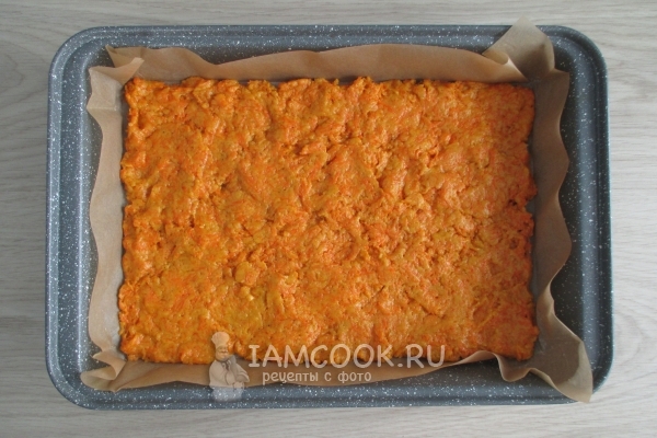 Выложить тесто в форму