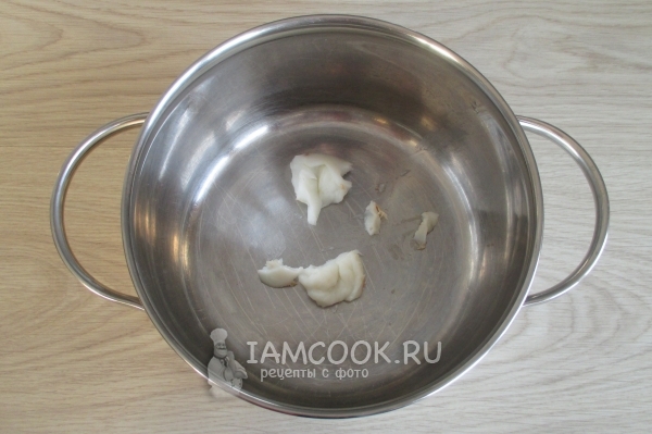 Положить в кастрюлю жир