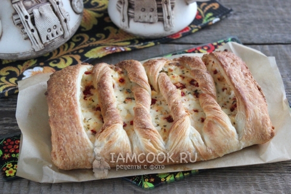 Фото пирога из слоёного теста с адыгейским сыром