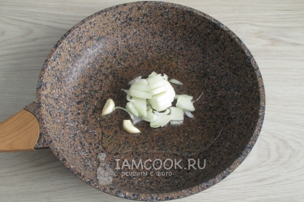 Положить на сковороду лук и чеснок