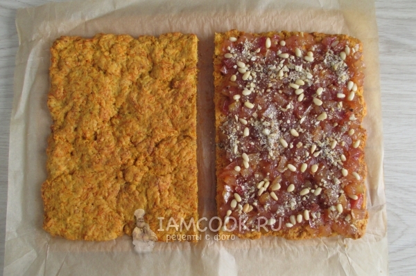 Положить на корж варенье и орехи