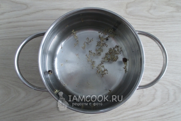 Положить в воду перец и травы