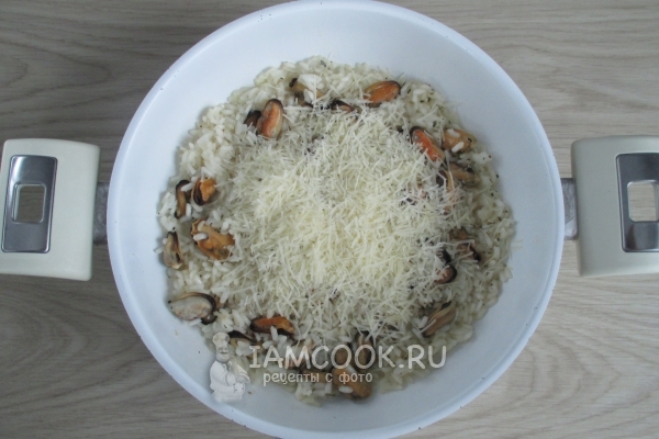 Положить тертый сыр